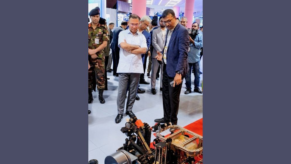 Prime Minister Highlights Importance of Semiconductor Sector During UIU Stall Visit