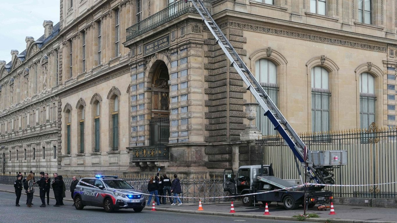 Robbers flee Louvre with jewellery