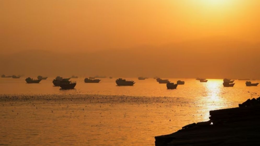 Shipping Through Hormuz Slumps as US, Iran Trade Control Claims