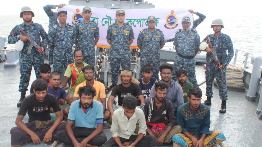 Navy Saves 16 Fishermen Stranded at Sea for Three Days