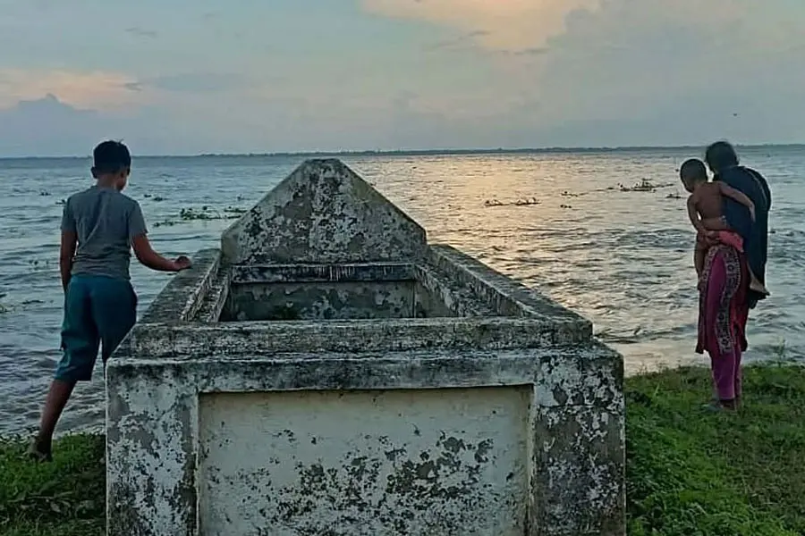 Padma erosion threatens land, forefathers’ graves of Manikganj char dwellers