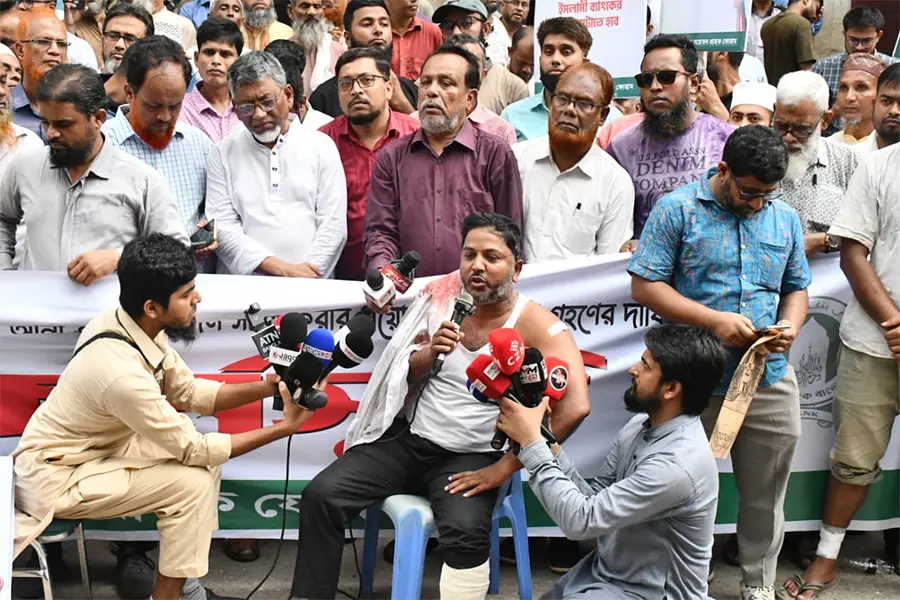 Motijheel sees clash between Islami Bank ex-employees, customers’ forum