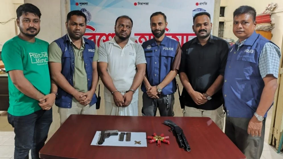 Swechchhasebak League leader arrested with a weapon.