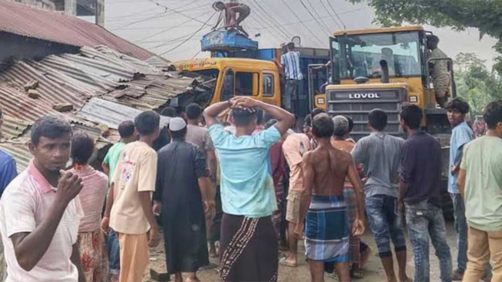 Three die after truck hits auto-rickshaw in Lalmonirhat