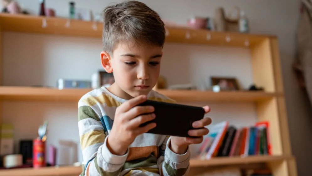 Risks associated with giving a smartphone to a child at an early age