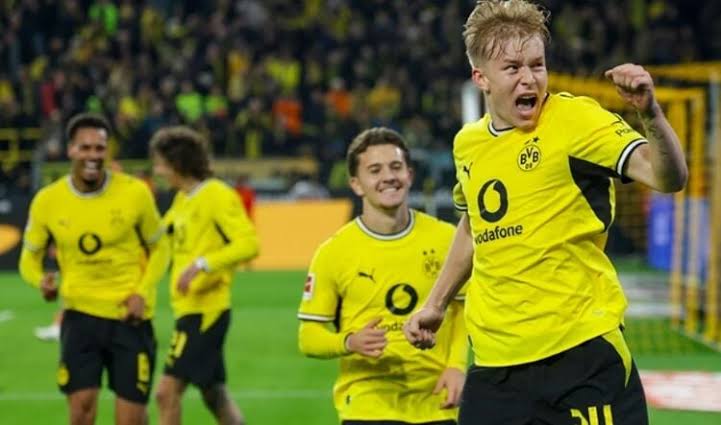 Four-goal drama after the 80th minute; Dortmund top the Bundesliga.