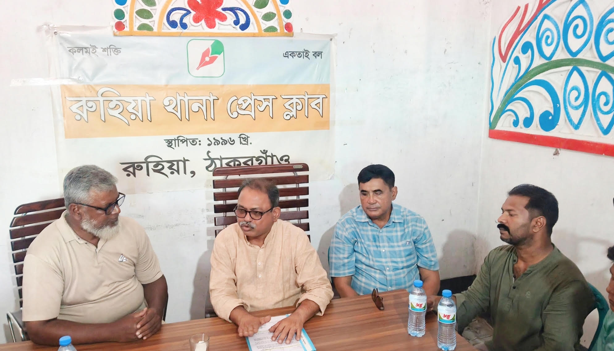 BNP candidate Mirza Foysal Amin exchanges views with journalists in Ruhiya.