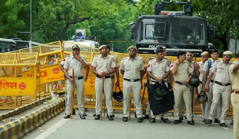 Supreme Court orders removal of barricades and restoration of internet and public transport services.