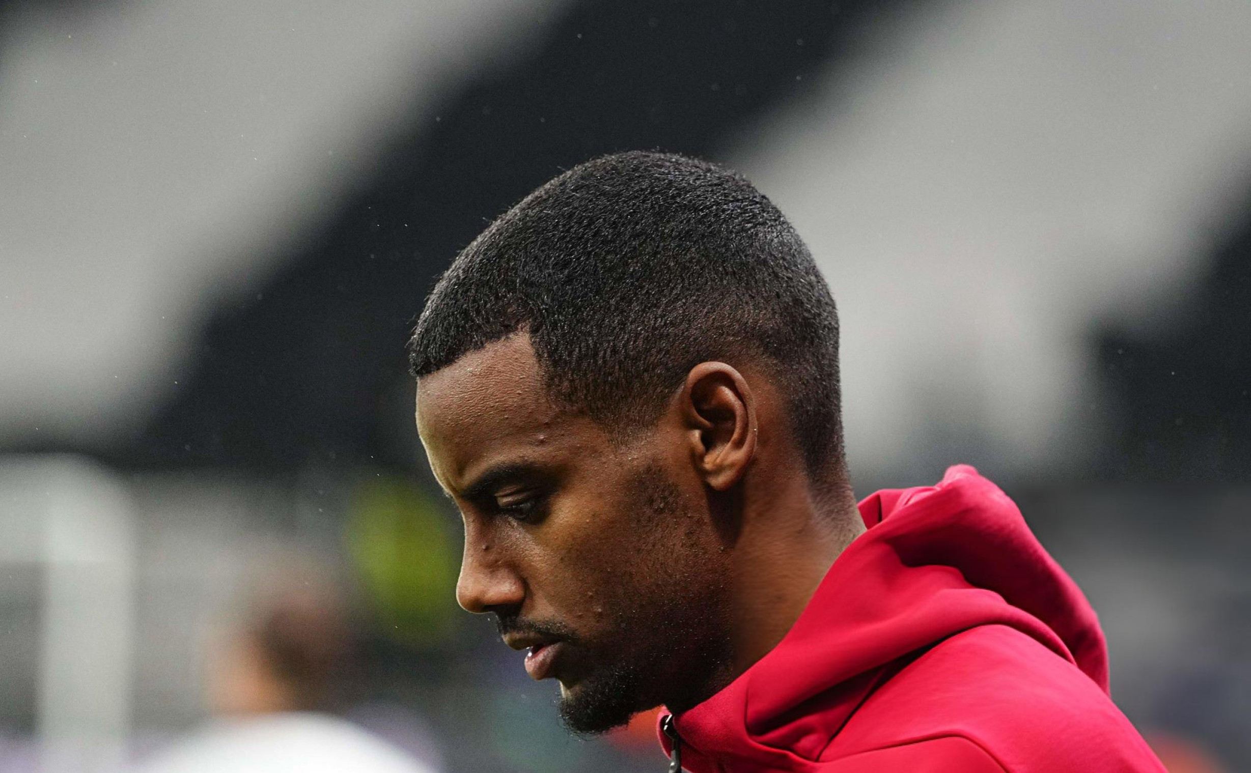 Isak sustains groin injury to extend tough start