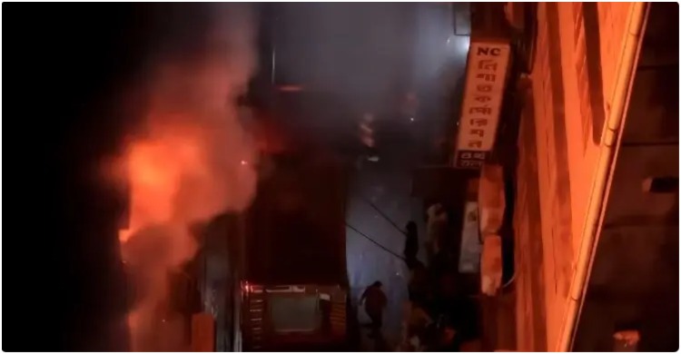 Fire in Old Dhaka not yet under control; 10 units working to contain it.