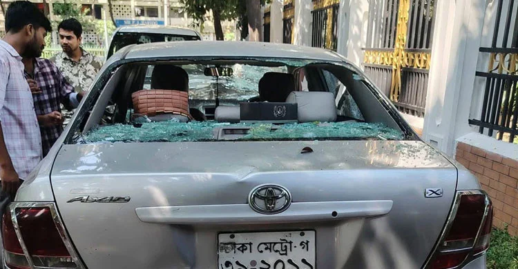 Six Dhaka University Students Injured in Car Crash Outside Business Faculty Gate