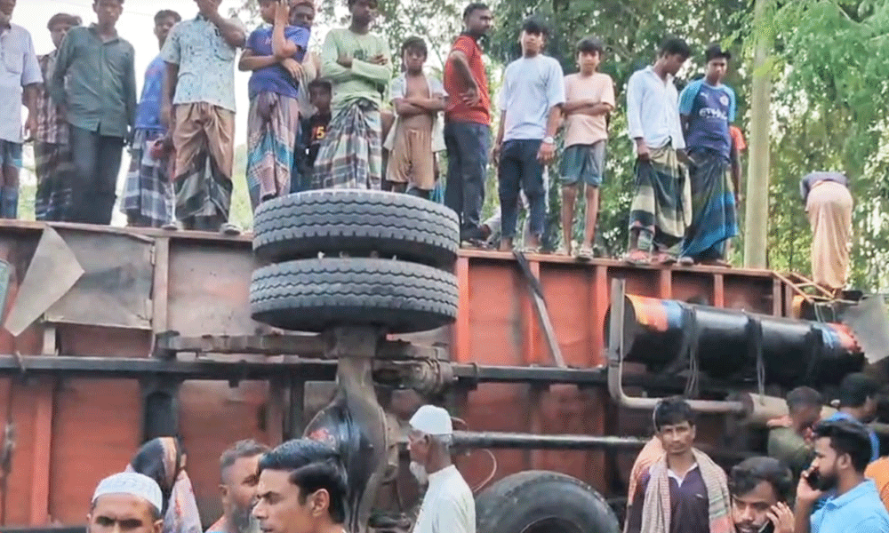 5 auto-rickshaw passengers killed after being hit by a tractor