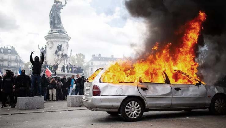 France reeling from riots and looting; government moving towards imposing a curfew