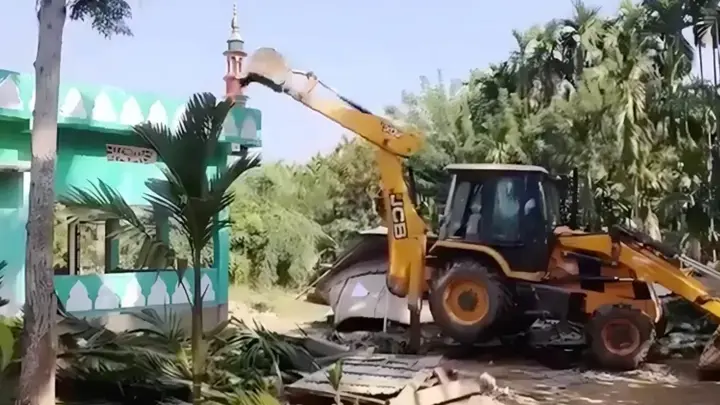 1,100 Muslim families evicted in Assam; 10 mosques demolished