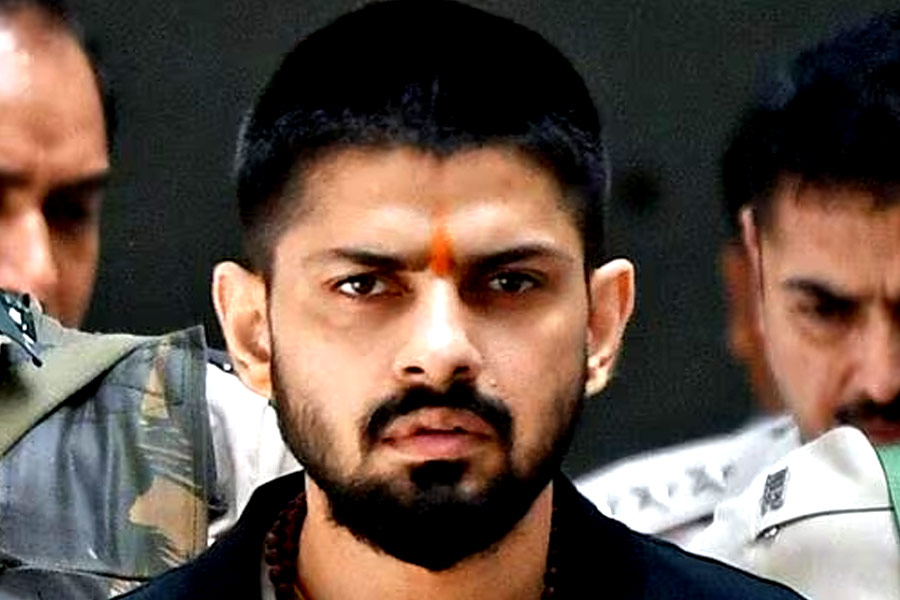Why is the Mumbai Police unable to take custody of Lawrence Bishnoi from a Gujarat jail?