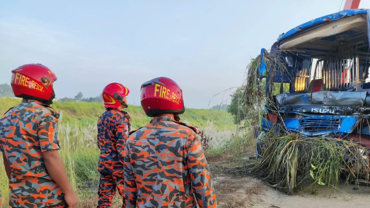 3 killed as bus falls into ditch on Dhaka-Mawa Expressway