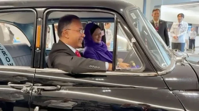 Prime Minister rides in Toyota’s first private car
