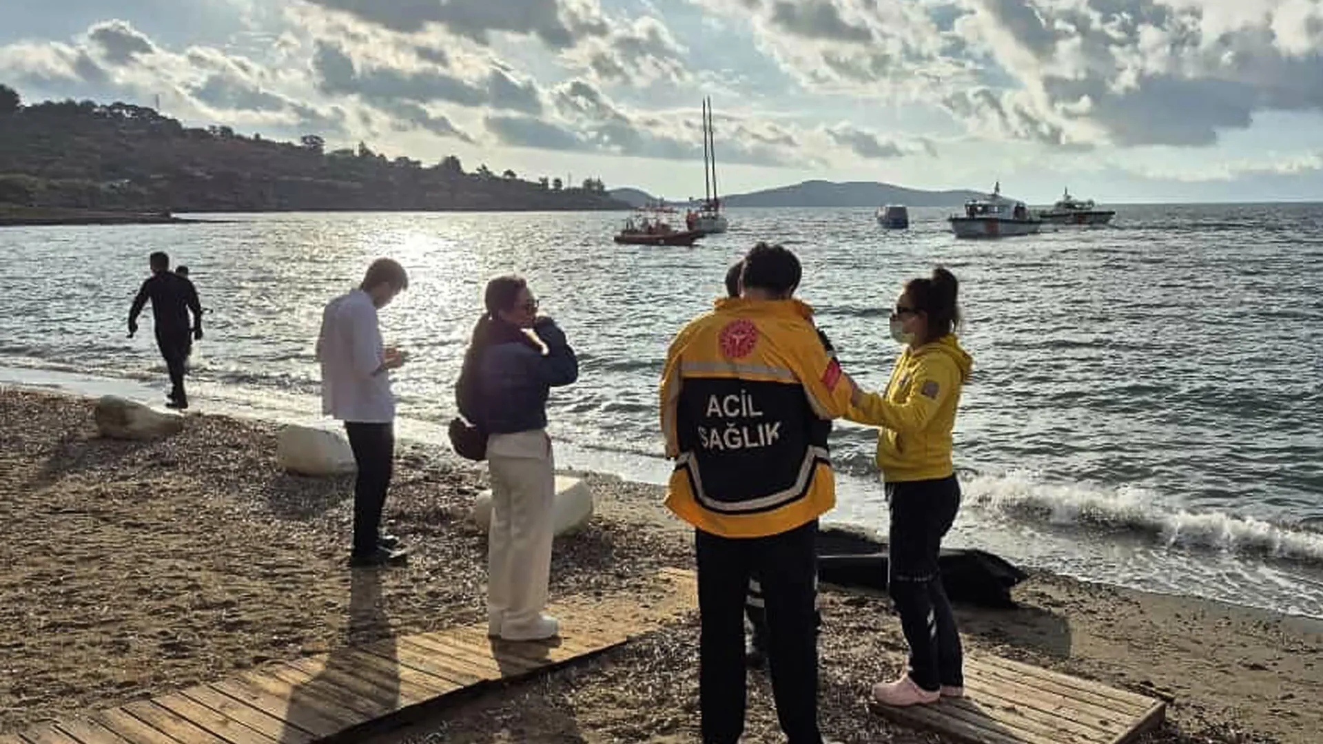 At least 14 dead after migrant boat sinks off western Turkey