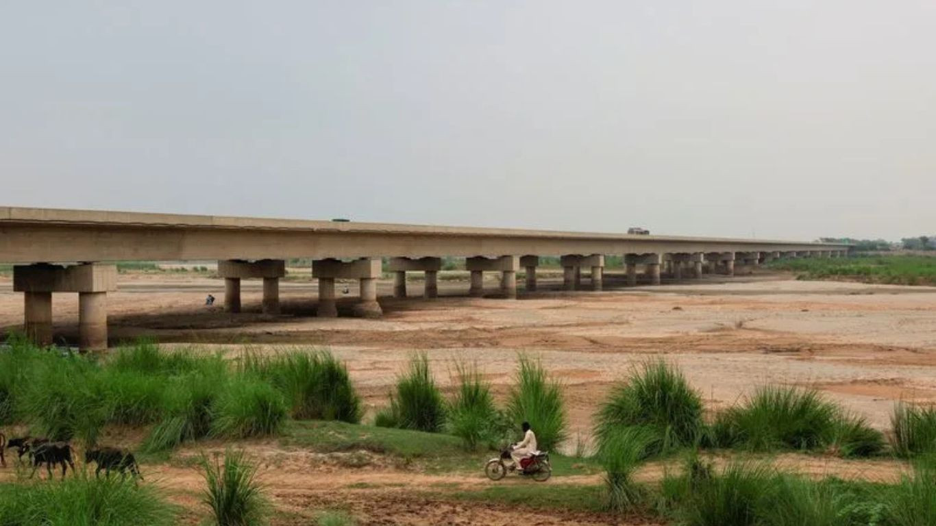 Solar-powered farming digging Pakistan into a water catastrophe