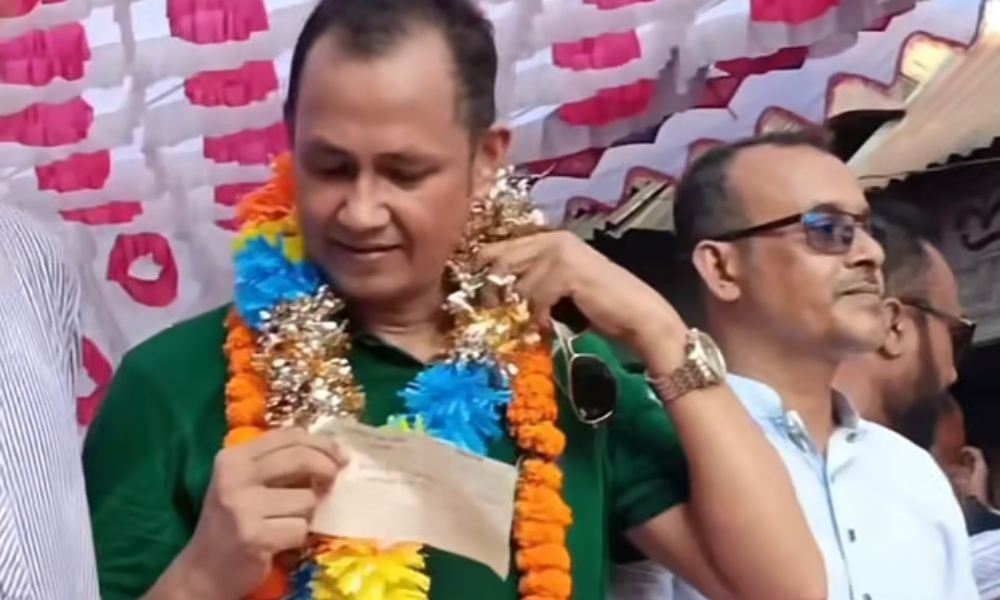 Party activist hands Tk10 lakh cheque to BNP leader at rally