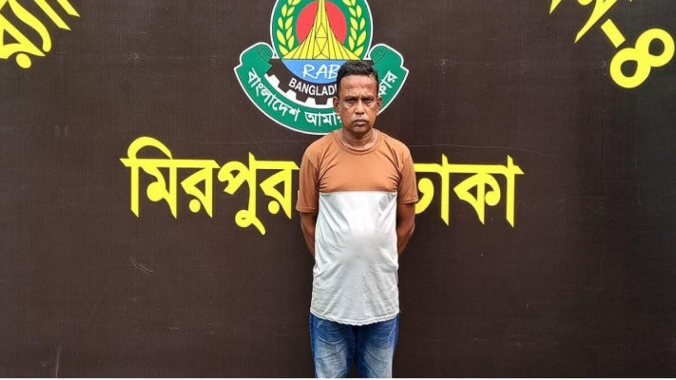 Bus conductor held for harassing female student in Mohammadpur