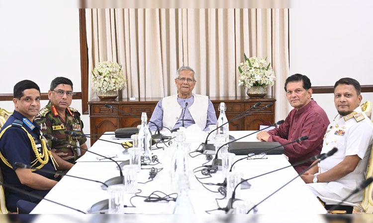 CA discusses election preparations with chiefs of armed forces