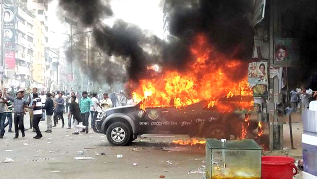 BNP men clash with cops, torch vehicles at Dhaka