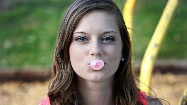 Chewing gum while walking can help you lose weight: study