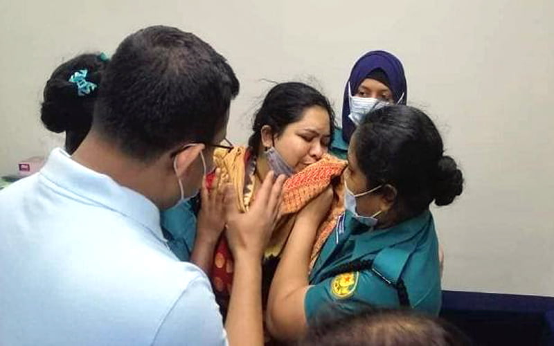 Journalist Rozina handed over to police for stealing documents