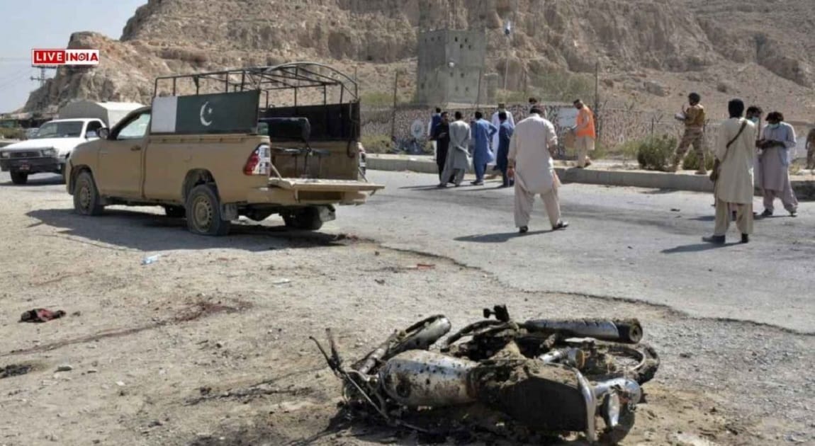 Suicide bombing kills 13 Pakistani soldiers near Afghan border, say sources