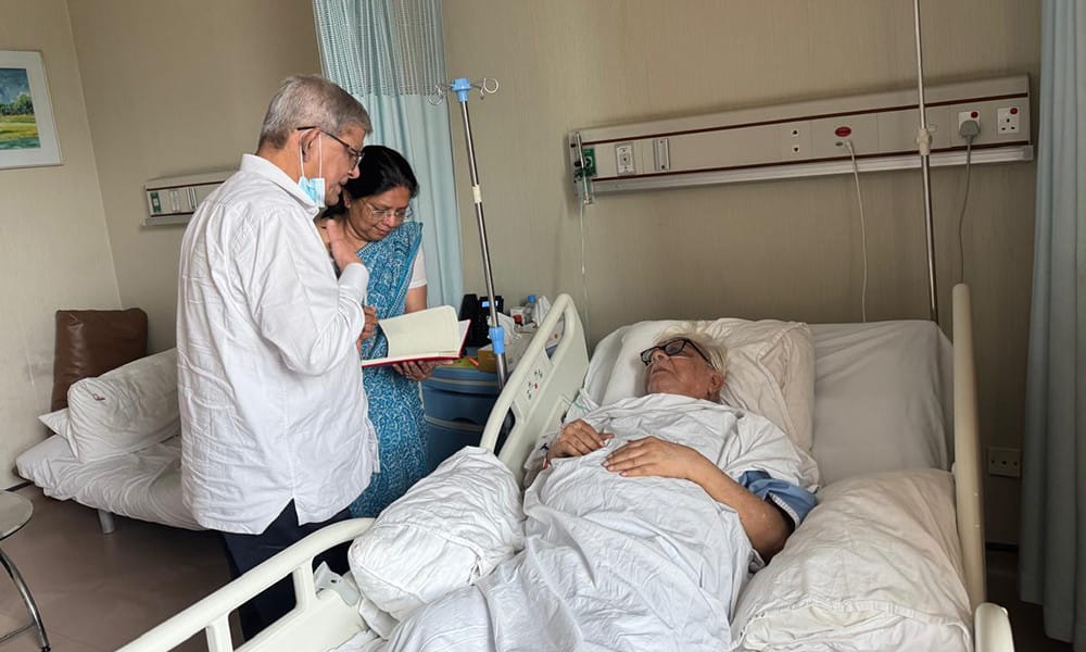 Mirza Fakhrul visits Badruddin Umar at hospital