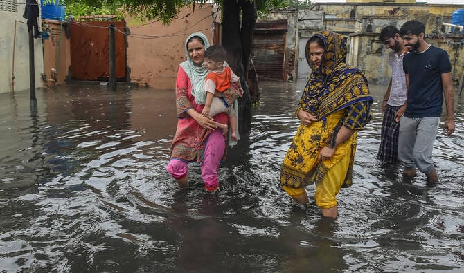 Pakistan flood death toll hits 272