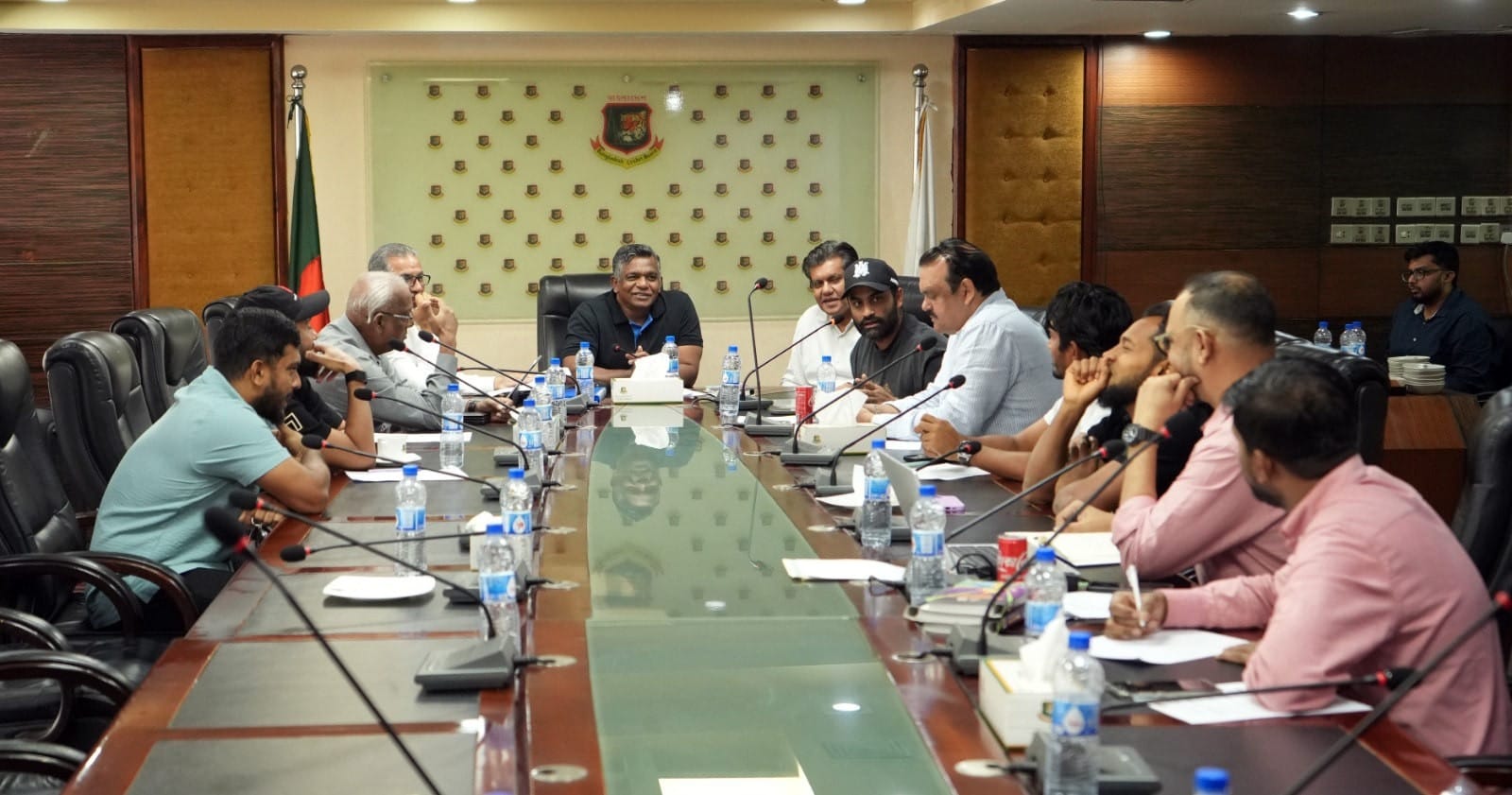 Oval downpour leaves England-India series on knife-edge