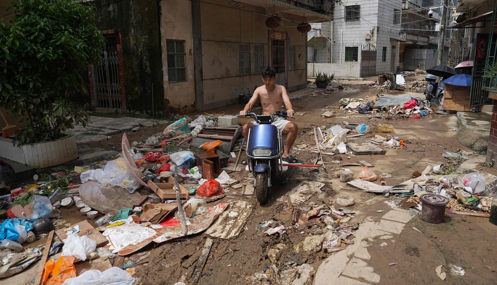 10 dead, 33 missing in northwest China floods