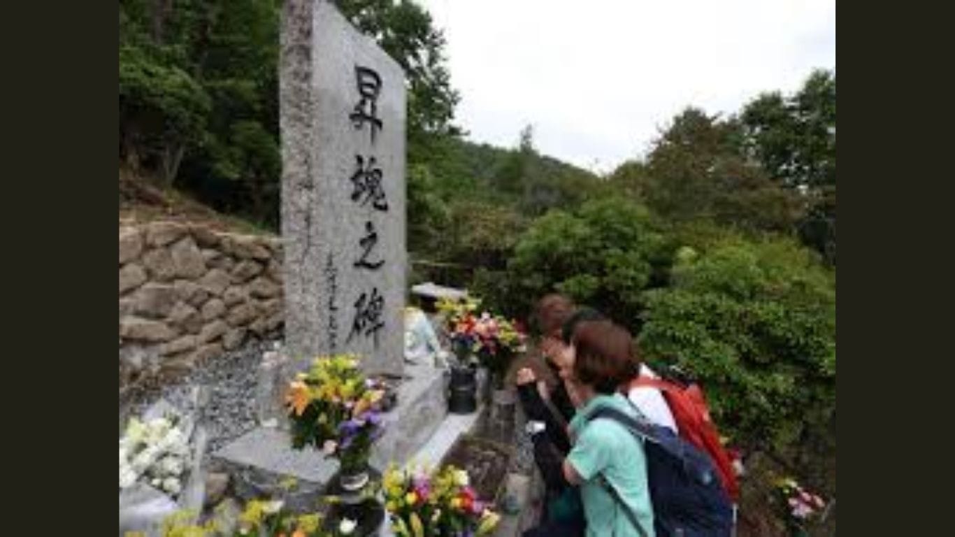 Families mourn 40 years since deadly Japan Airlines crash