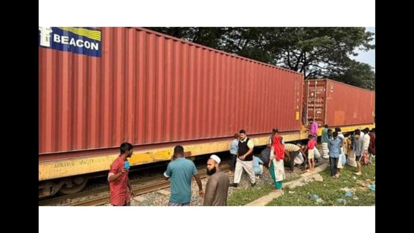 Freight train derails in Ctg