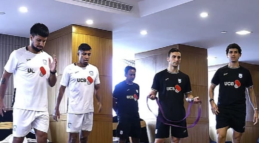 Bangladeshi footballers reach Kathmandu airport