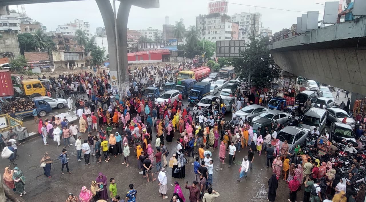 Garment workers block Kuril again demanding wages