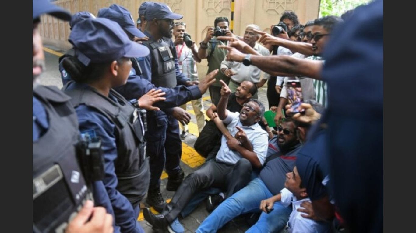 Maldives lawmakers back media regulation bill despite protests