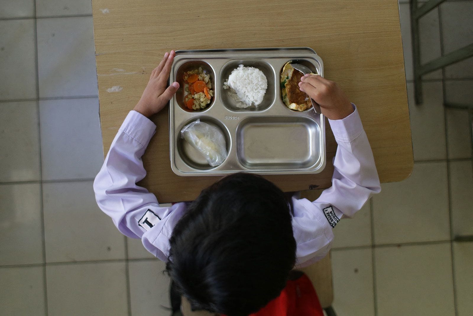 Over 800 Indonesian students suffer mass food poisoning from gove free meals