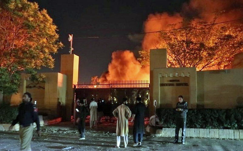 4 killed in Pakistan's hotel car bomb blast