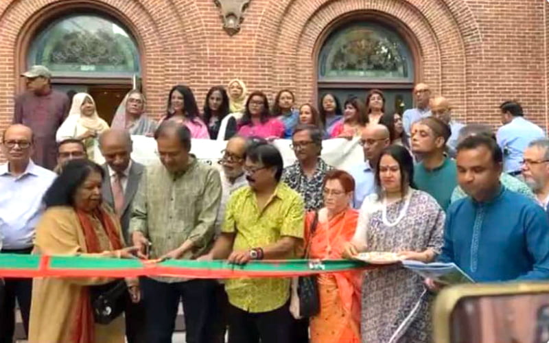 Inauguration of New York book fair with flag-like ribbon cutting, expats angry