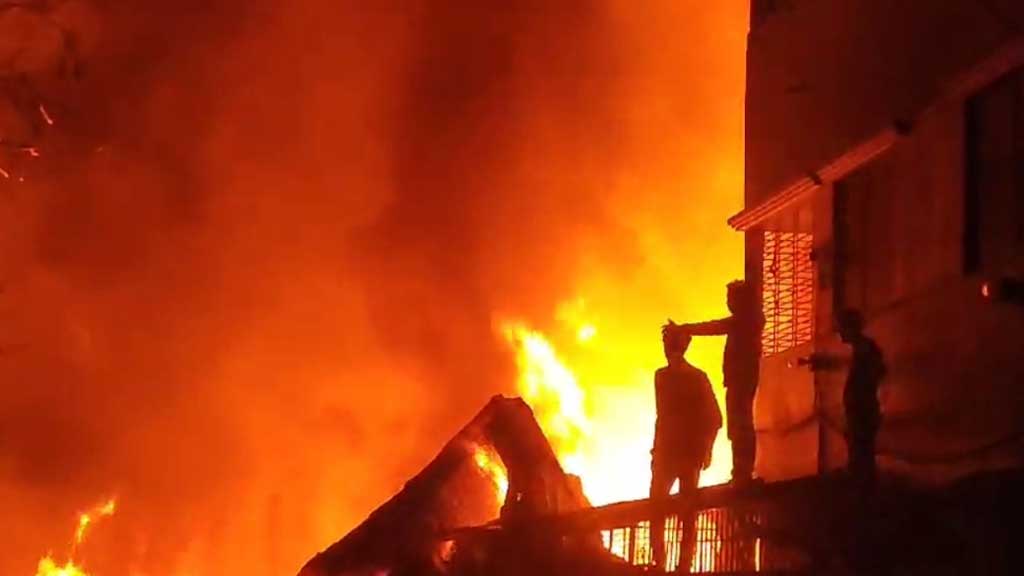 Fire breaks out in Chattogram building, still uncontrolled after 2 hours