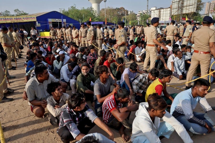 India detains over 1,000 Bangladeshi migrants