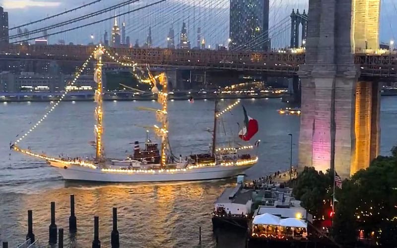 Mexican navy vessel slams into Brooklyn Bridge,19 injured