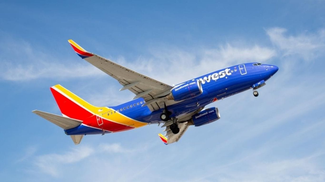 US passenger plane dives to avoid mid-air collision