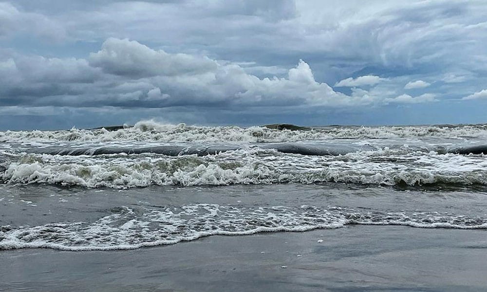 Huge quake off Russia sparks Pacific tsunami warnings