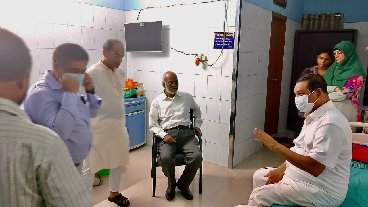 BNP leaders visit ailing journalist leader Quader Gani Chowdhury in hospital