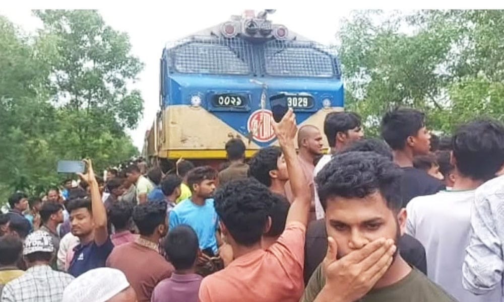 Five killed as train hits autorickshaw in Cox’s Bazar
