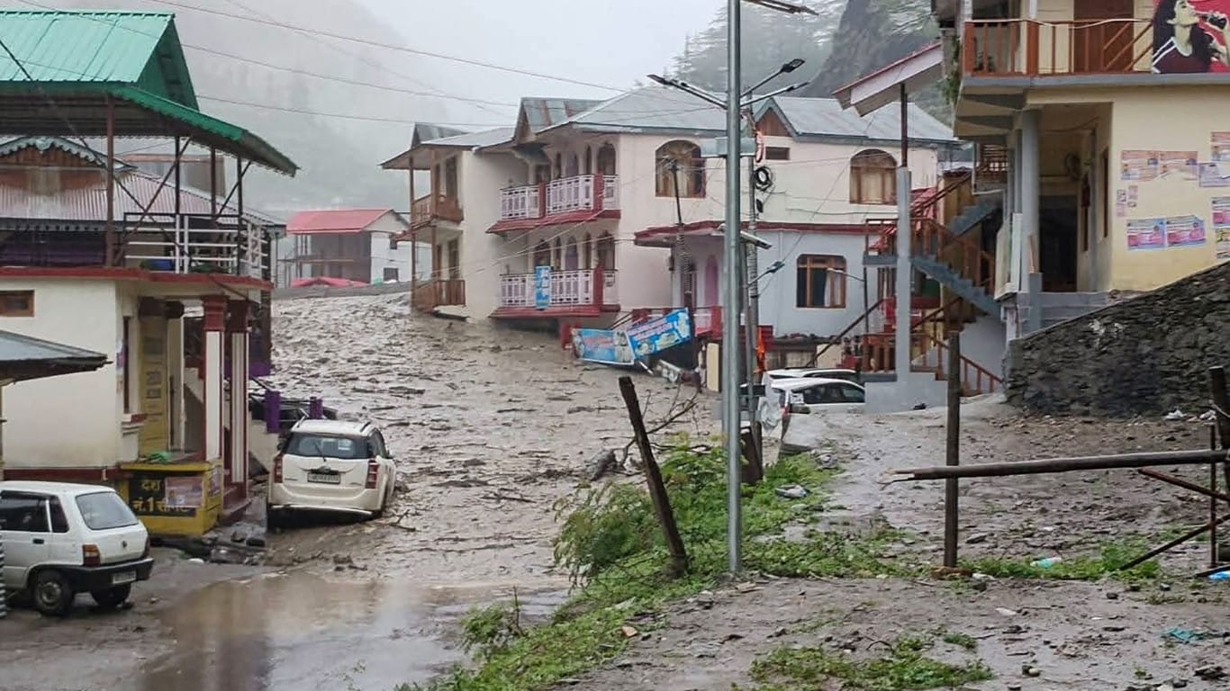 4 dead, 100 missing after flash flood washes out Indian Himalayan town